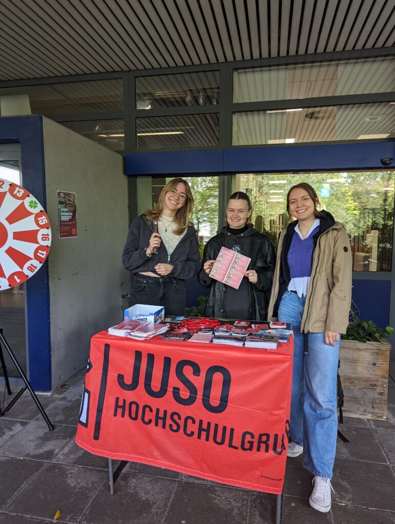 Mitlgieder der Juso-HSG Münster beim Wahlkampf an einem Wahlkampftisch