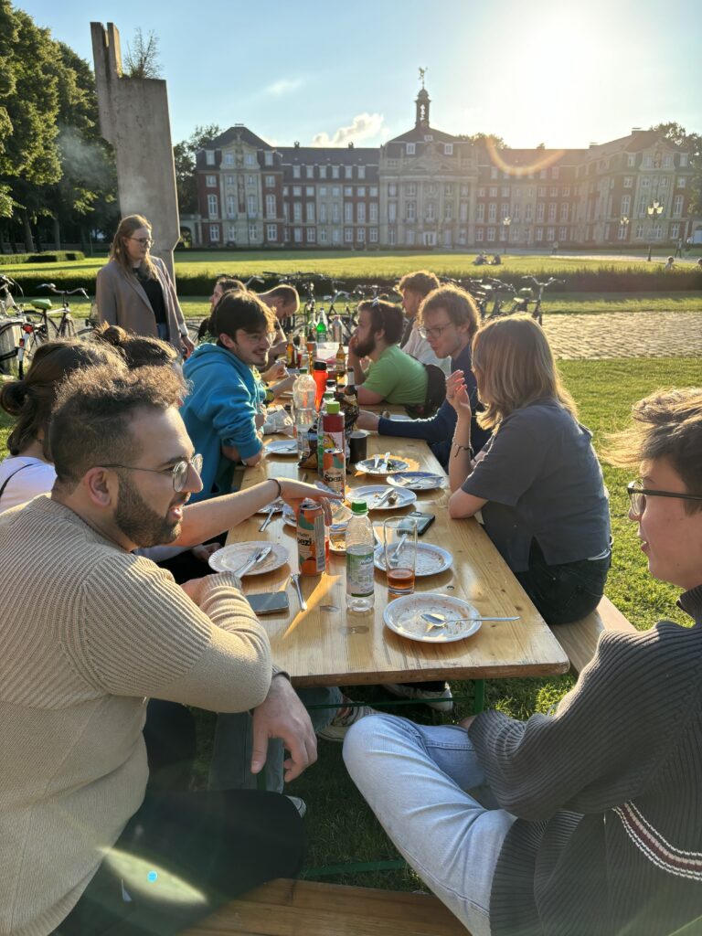 Mitglieder der Juso-HSG Münster beim Grillen vor der Asta